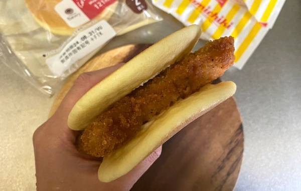 「その発想はなかった！」「絶対やる」　ファミチキ買ったら、そのまま食べずに…