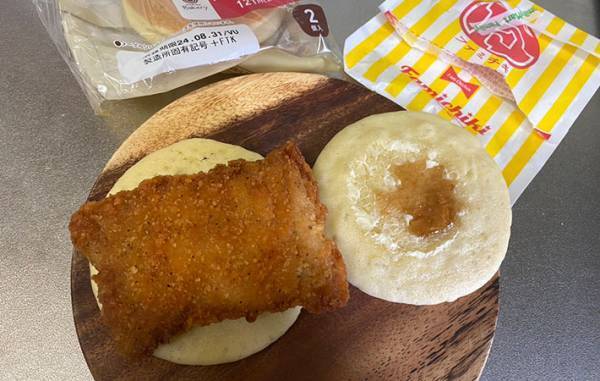 「その発想はなかった！」「絶対やる」　ファミチキ買ったら、そのまま食べずに…