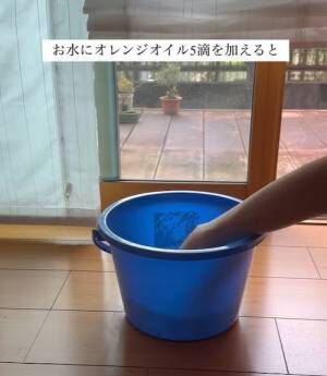 雑巾を浸す様子