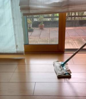 フローリングのベタ付き対策　天然クリーナーの活用術に「一生使える」