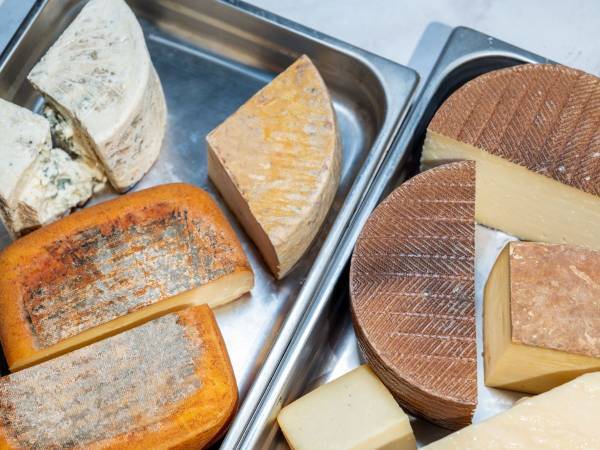 余ったチーズの正しい保存方法　カビの発生を防ぐコツに「すぐやります」