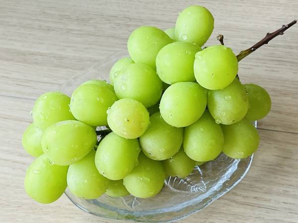 「ハマりそう」「早速やる」　マスカットの全く新しい食べ方
