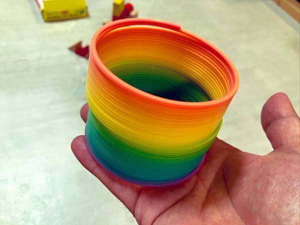 子供のオモチャが壊れた！　１０万人が見守る中、父親は？