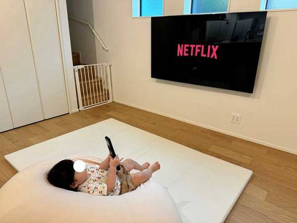 「人生２周目？」　１歳娘の『くつろぐ姿』に母親がツッコミ！