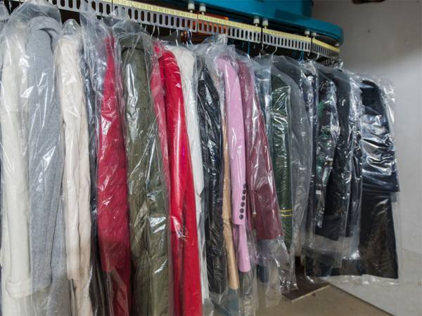 「これってどうすれば…」　クリーニングで付いてきたビニール袋は取る？取らない？