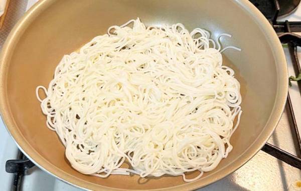 そうめん、ゆで過ぎたらコレやって！　フライパンに敷き詰めて…？