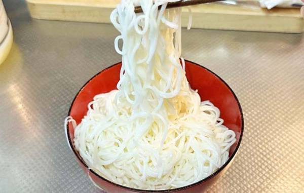 そうめん、ゆで過ぎたらコレやって！　フライパンに敷き詰めて…？