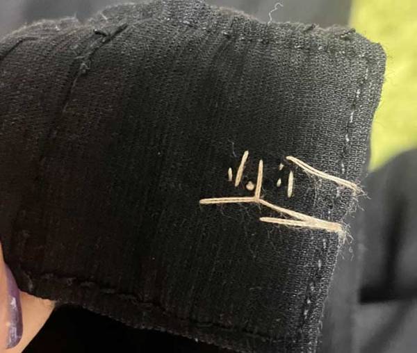 夫の服を見た妻が爆笑　斜め上の『処置』に「かわいすぎる」「頑張った形跡」