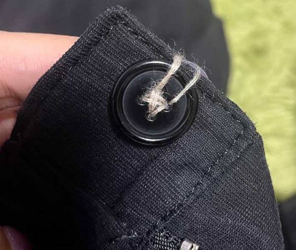 夫の服を見た妻が爆笑　斜め上の『処置』に「かわいすぎる」「頑張った形跡」