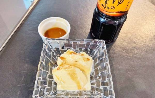 衝撃的な組み合わせ！？　バニラアイスに意外なものをかけると…