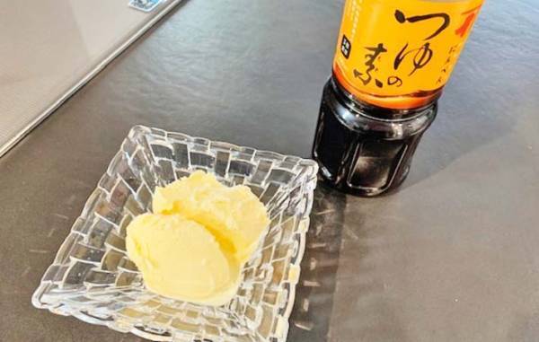 衝撃的な組み合わせ！？　バニラアイスに意外なものをかけると…