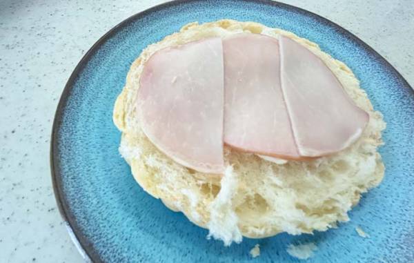 そのまま食べるの待って！　メロンパンをカットしたら？