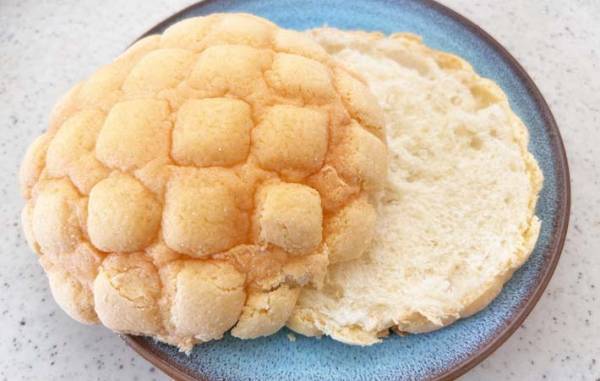 そのまま食べるの待って！　メロンパンをカットしたら？