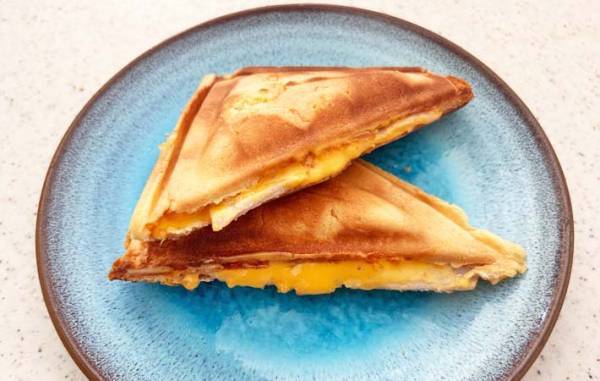 そのまま食べるの待って！　メロンパンをカットしたら？