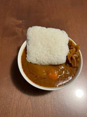 小皿に盛られたカレー、９万人の共感を集めたワケが？　「うちも完全にコレ」