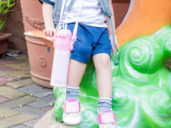 水筒を肩からかけるのは注意して　こども家庭庁の投稿に「そんなリスクが…」