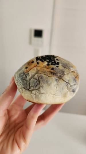 客「薄皮ってレベルじゃねえ」　店で購入したあんパンを切ってみると…？