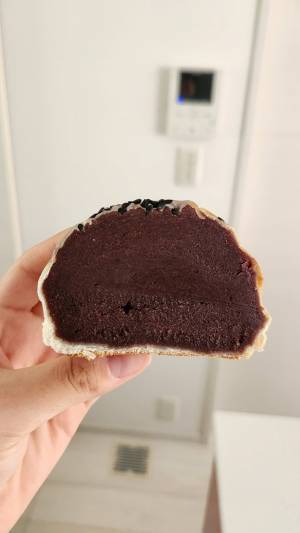 客「薄皮ってレベルじゃねえ」　店で購入したあんパンを切ってみると…？