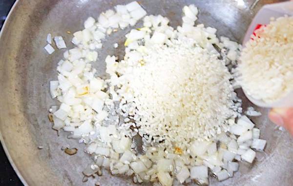 フライパンで簡単！　ホテイフーズ紹介の『あさりのパエリア』に、子供「おかわり」