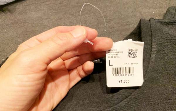 「ハサミはもう使わない」　服の値札は、こうやって外せる！