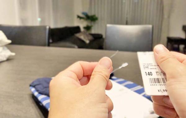 「ハサミはもう使わない」　服の値札は、こうやって外せる！