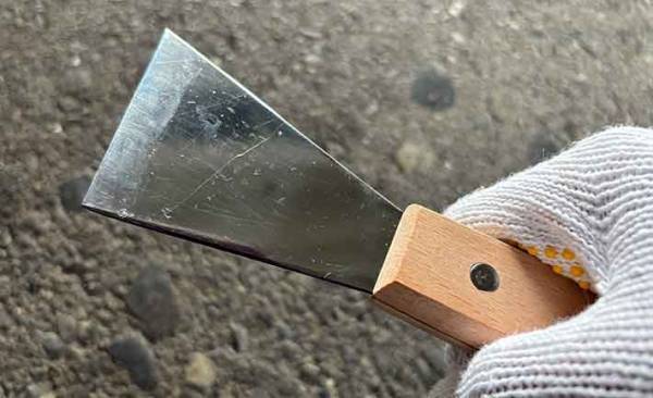 アスファルトに付いた黒い塊が？　１時間取った結果に「こりゃ地道な作業」