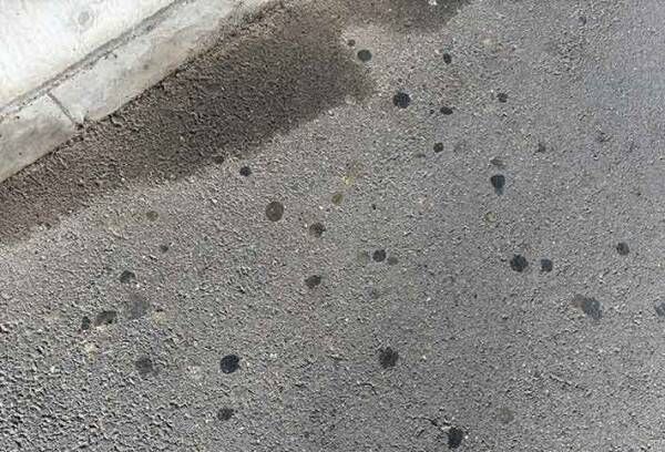 道路にこびりついたガムの写真