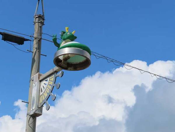 「ピースしてるものは初めて見た」　村の街灯に「笑った」「羨ましい」