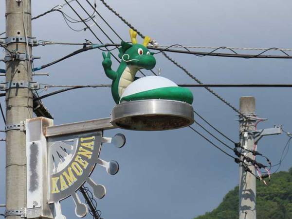 「ピースしてるものは初めて見た」　村の街灯に「笑った」「羨ましい」