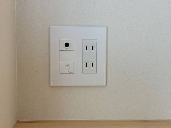 雨が多いジメジメ期はコンセントに注意！　発火リスクもある危険な行動とは？