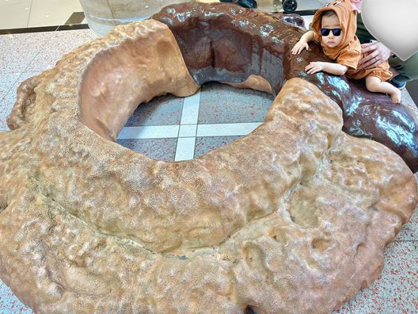 巨大『オブジェ』の上に娘が娘が乗って…　「なにこれ」「でかい」と困惑の声