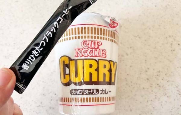 『カップヌードル カレー』とインスタントコーヒーの写真