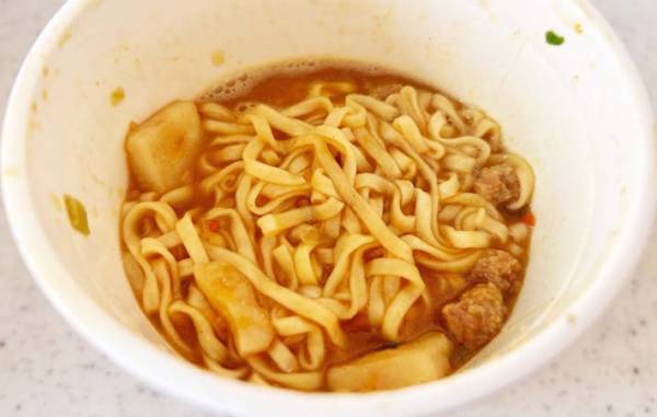 『カップヌードル』の思わぬ食べ方に「ビックリ」「深い味わい」