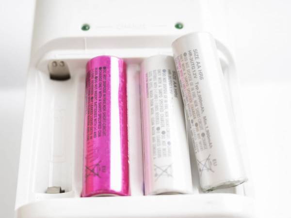 液漏れや劣化の原因にも！　条件が異なる電池を混ぜて使わないほうがいい理由に「納得」