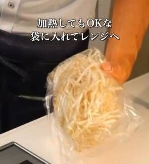 モヤシを袋に入れる様子