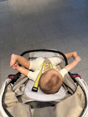 ベビーカーに乗る赤ちゃん　駅でとった行動に「１００点です」「大爆笑した」