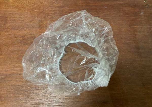 シャワーキャップの形を生かして…　思わぬ活用法に「有益な情報」