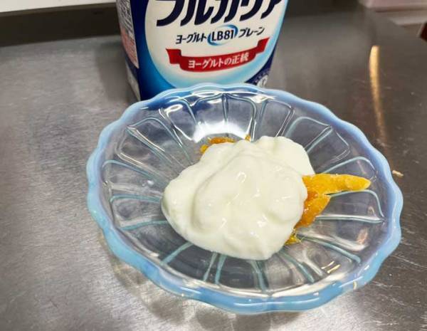 ドライマンゴーにヨーグルトをかけてひと晩…　翌朝、驚きの結果に