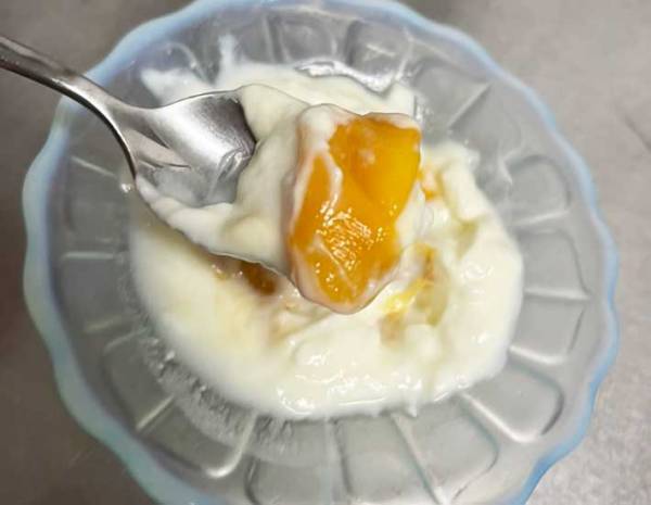 ドライマンゴーにヨーグルトをかけてひと晩…　翌朝、驚きの結果に