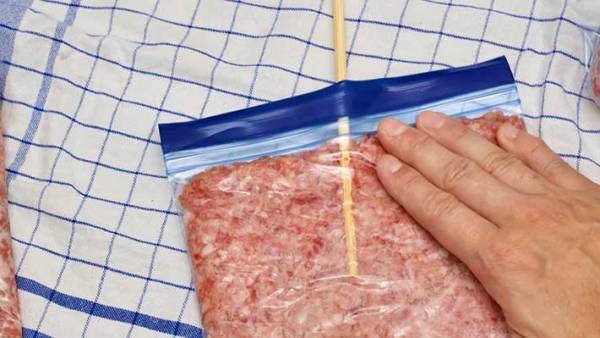 現役シェフが教える『ひき肉の冷凍方法』　冷凍庫に入れる前に…？