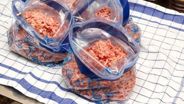 現役シェフが教える『ひき肉の冷凍方法』　冷凍庫に入れる前に…？