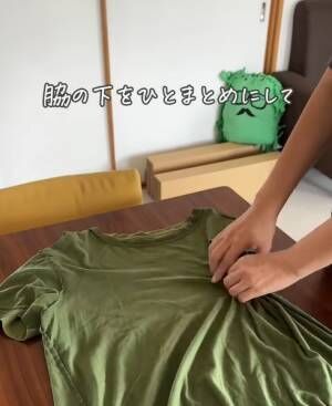 まずはTシャツを裏返し、両脇の下をギュッと握るようにしながら中央に寄せ、ゴムかヒモで結びます。