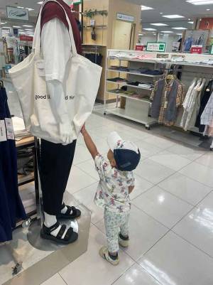 スーパーで２歳児が？　マネキンに放ったひと言に「優しい同類」