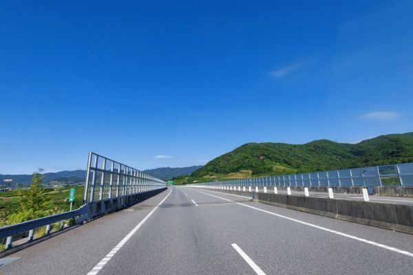 広々とした道路を走行している様子