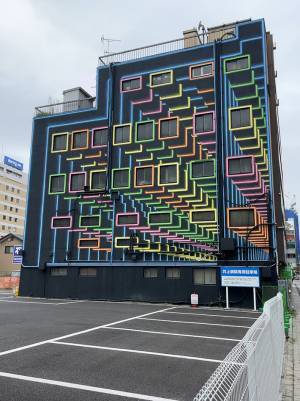 群馬県高崎市で見かけたビル　１枚に「どうなってるんだ」「脳がバグる」