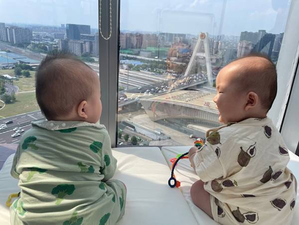 外を眺めて談笑する２人　正体に「社長と副社長だ」「貫禄ありすぎ」