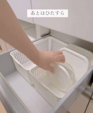 棚が保存容器だらけになってない？　収納テクに「真似します」「これでスッキリ」