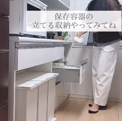 棚が保存容器だらけになってない？　収納テクに「真似します」「これでスッキリ」