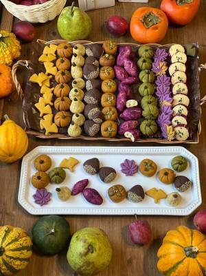 女性「これがこうなる」　色とりどりな生地を焼いたら…？