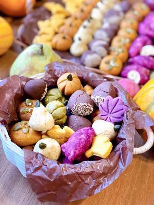 女性「これがこうなる」　色とりどりな生地を焼いたら…？